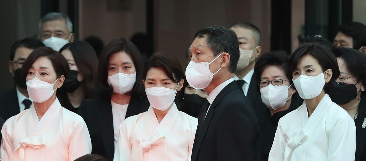 2022년 5월 15일 고(故) 구자학 아워홈 회장의 발인식에서 장남 구본성 전 부회장, 장녀 구미현 회장, 차녀 구명진 씨, 삼녀 구지은 전 부회장의 모습.