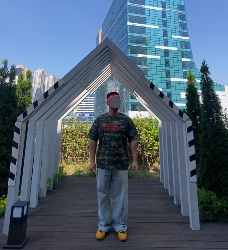 데일리룩('26. 5. 30.)더 노스페이스 반다나 페이즐리 오렌지, 벤힛 카모 카모플라쥬 반팔 티셔츠, 에러스익셉티드 연청 데님팬츠, 컨버스 올스타 클래식 트레이너 옥스 스웨이드