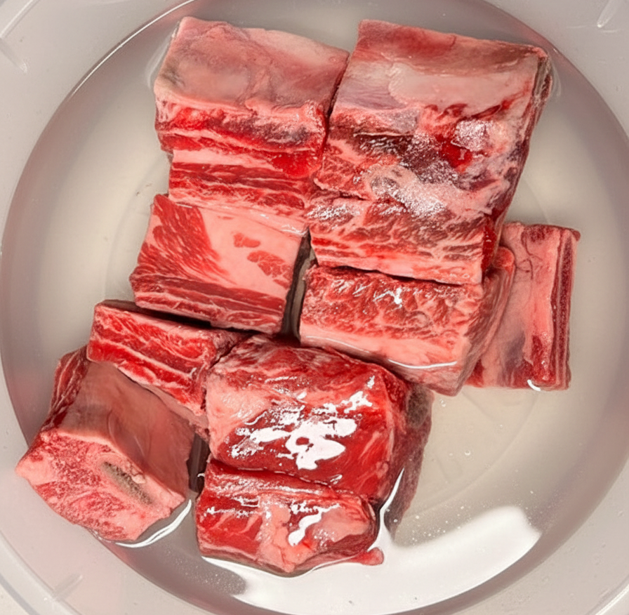 핏물을 빼기 위해 물이담긴 보울에 담겨있는 소갈비.