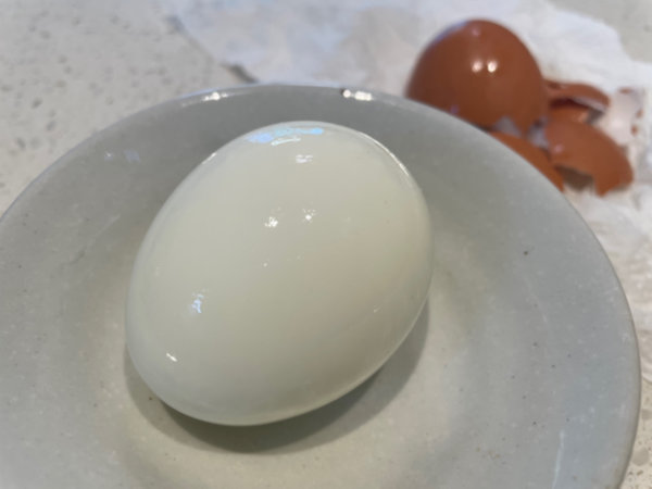 비빔국수 황금레시피 - 달걀 까기, 흰자 상처 없이 깨끗하게 껍질 제거됨