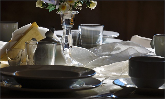 책상 밑 선 안 엉키게 하는 자석 클립 정리법