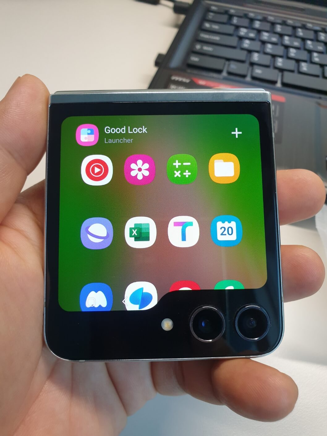 z플립5_접었을_때_화면