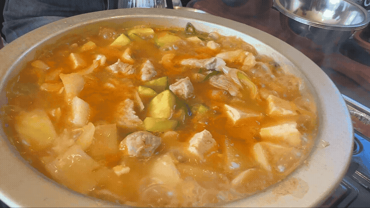 바베큐팩토리 감북점 텐트 내부 버너에서 끓고 있는 된장찌개 gif&amp;#44; 고기와 함께 먹기 좋은 바베큐 찌개 