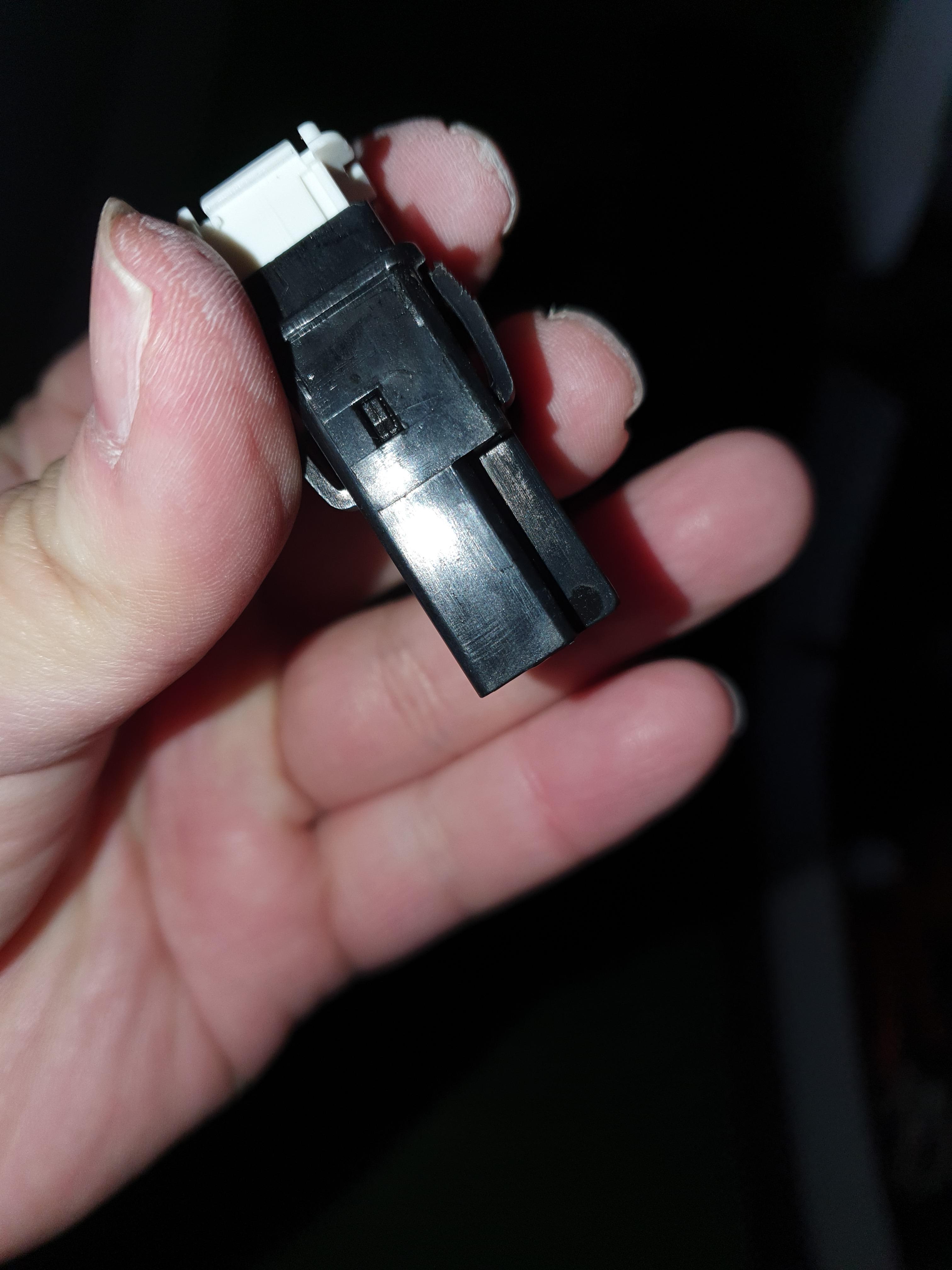 트위지 비상등 스위치 모양3 측면