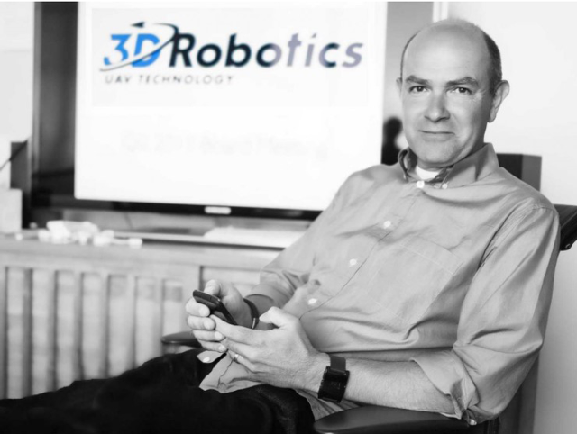 3D Robotics 로고가 보이는 화면 앞에서 앉아 있는 크리스 앤더슨, 3D로보틱스 CEO이자 메이커스 저자