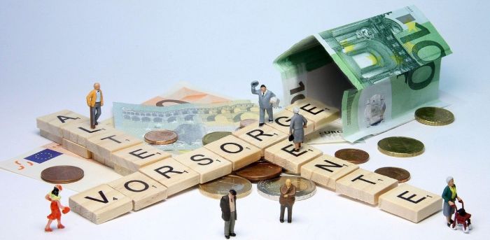 다양한 사람 모형과 유로화 지폐, 동전이 어우러진 재정 및 퇴직후를 대비 이미지