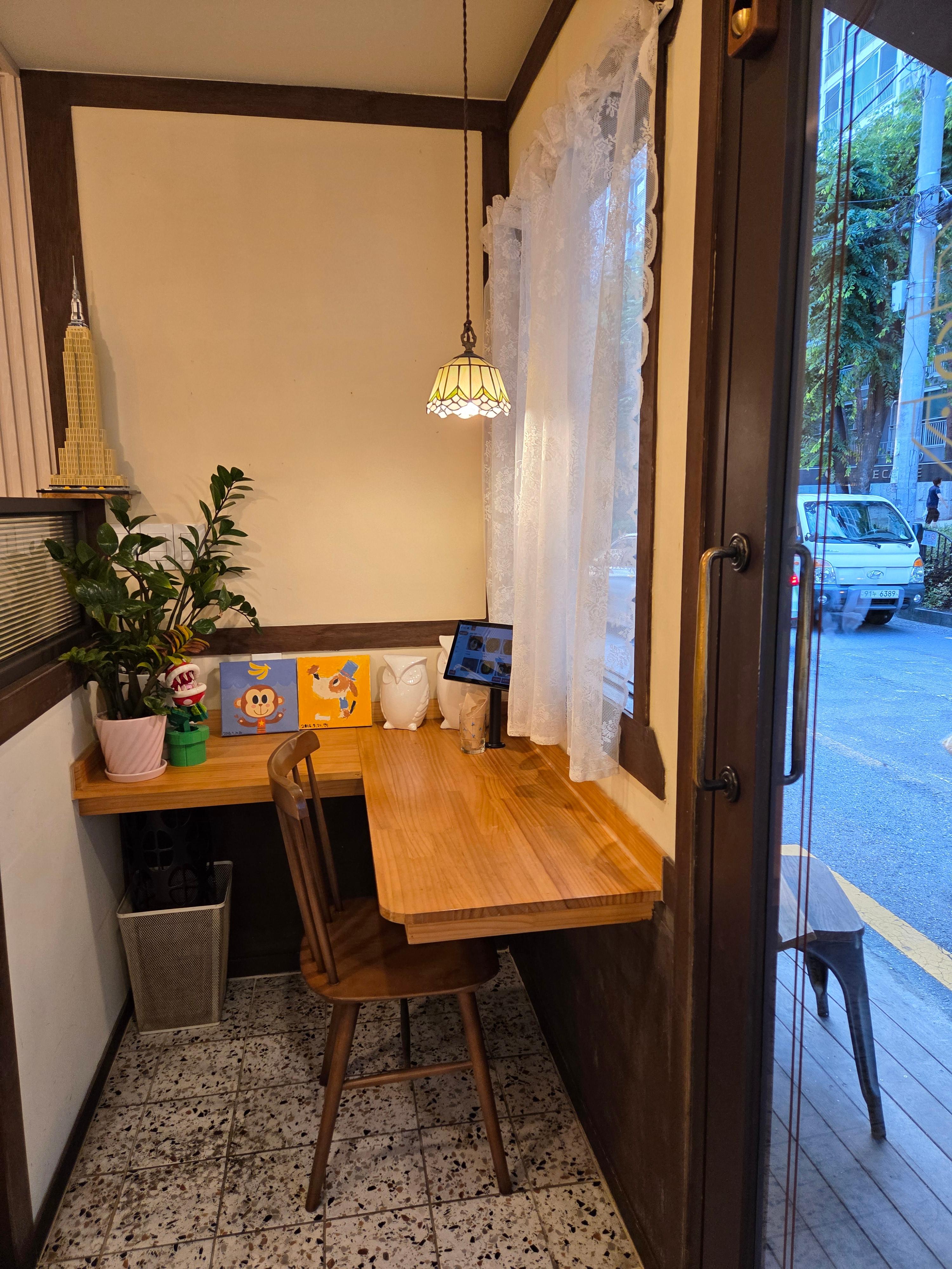 염창동 봉스토랑 혼밥석, 창가 바 테이블 자리