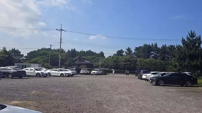 혼인지-주차장은-길-건너편에-위치하고-있으며-꽤-큰-공간을-자랑하고있어-주차의-어려움은-없습니다.