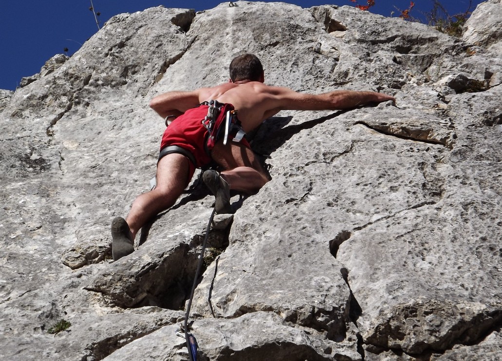 전신을 활용한 정확한 중심 이동으로 안전하게 수행한다