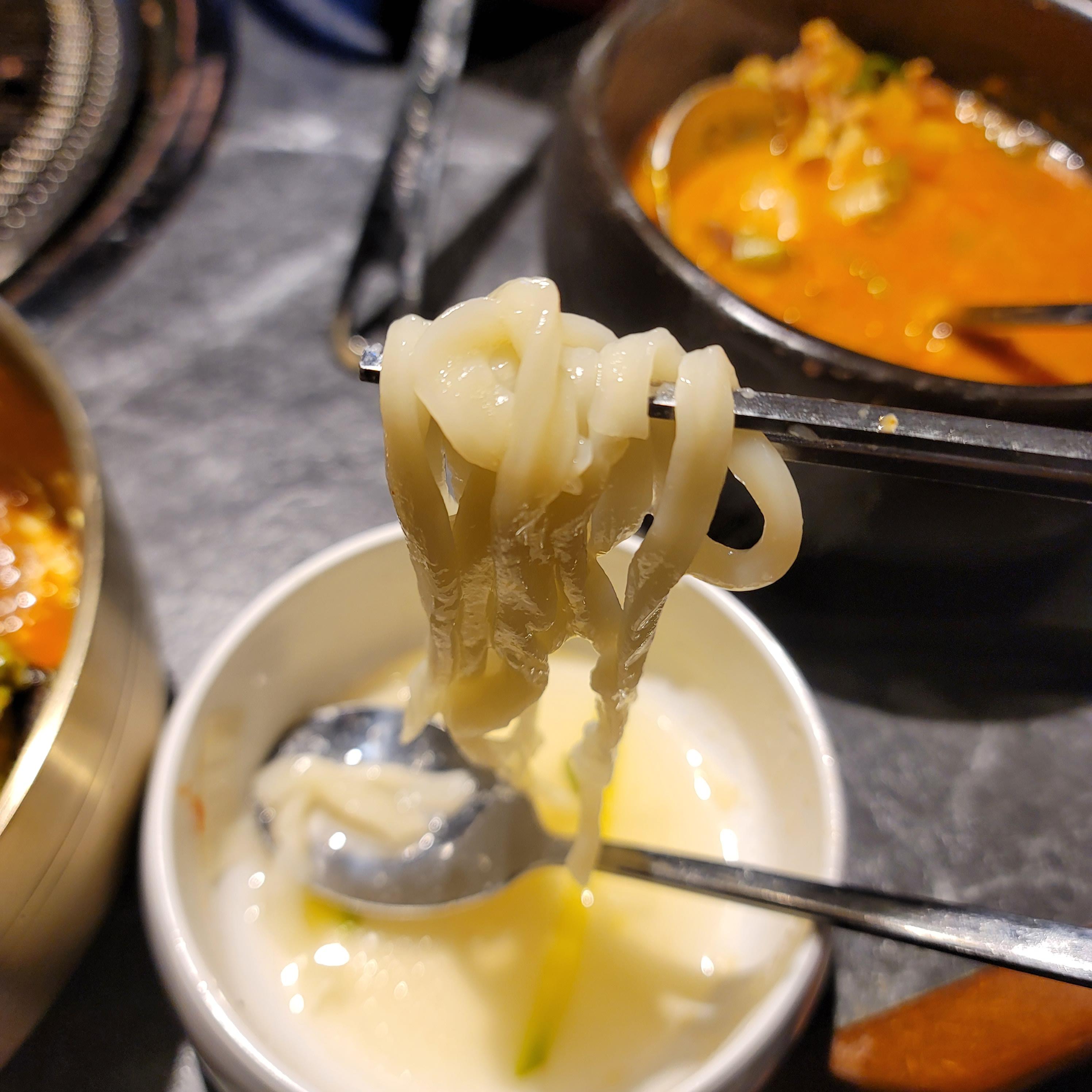 칼국수사리 먹는중