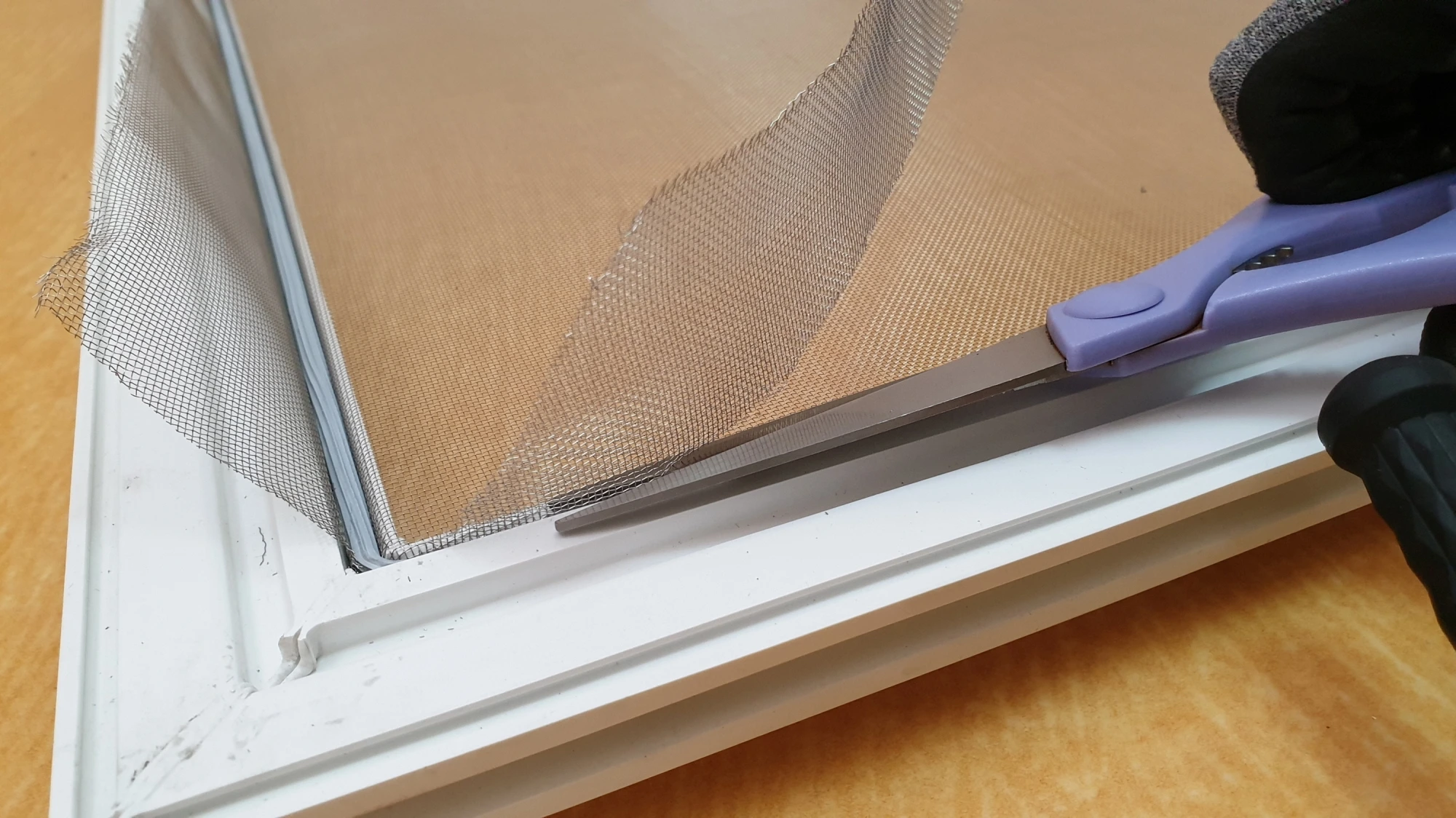 방충망 자투리 자르는 모습