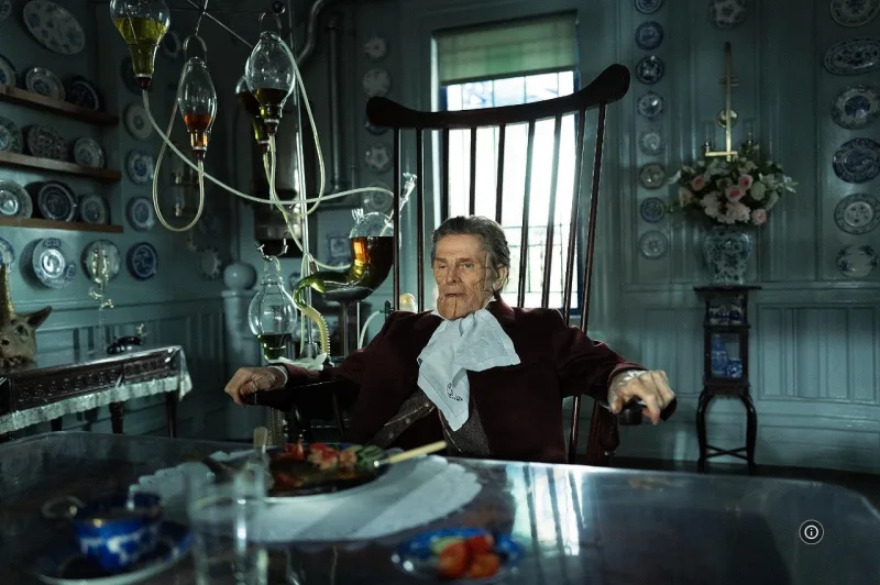 가여운 것들에서 얼굴이 괴상한 고드윈 백스터 박사