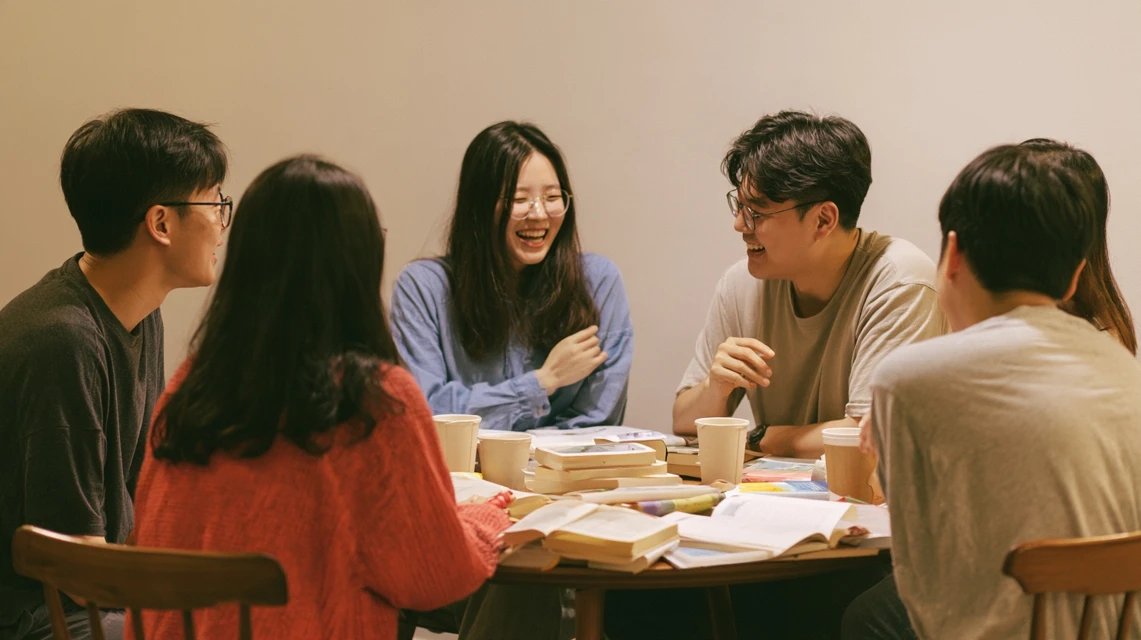 독서 모임 인원 규모를 비교하며 고민하는 모습