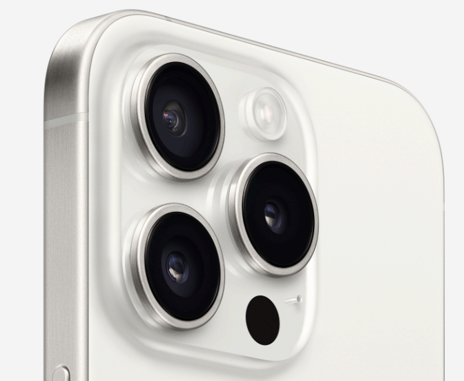 아이폰 15 프로 화이트 티타늄 색상 사진