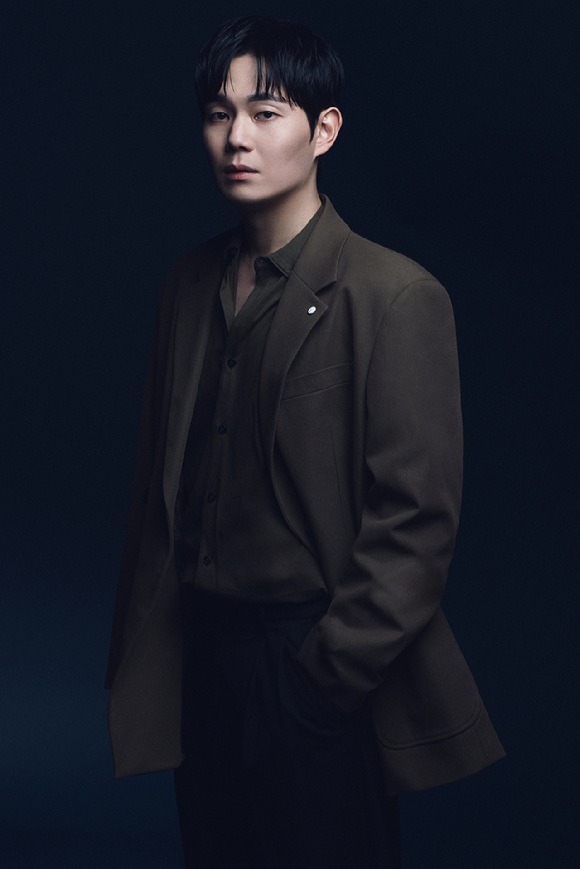 배우 류경수가 넷플릭스 시리즈 &#39;선산&#39; 인터뷰에 앞서 포즈를 취하고 있다. [사진=넷플릭스]