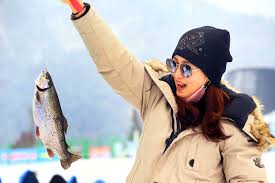  평창 송어 축제 2025 기간&amp;#44; 입장료&amp;#44; 텐트 낚시 예약에서 젊은 여성이 잡은고기를 보며 즐거워 하는 모습