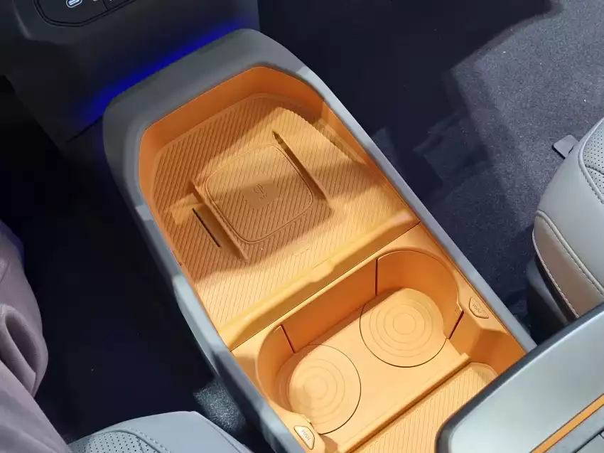 오렌지 색으로 칠한 플로어 수납함은 이렇습니다.