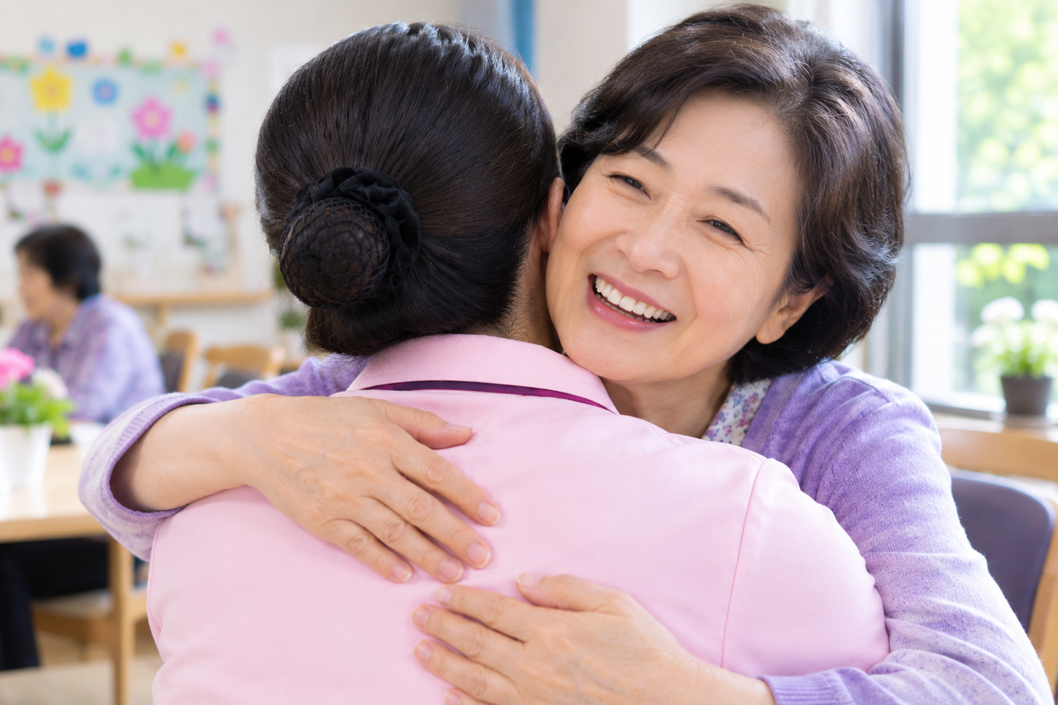 60대 치매 어르신과 요양보호사의 따뜻한 포옹