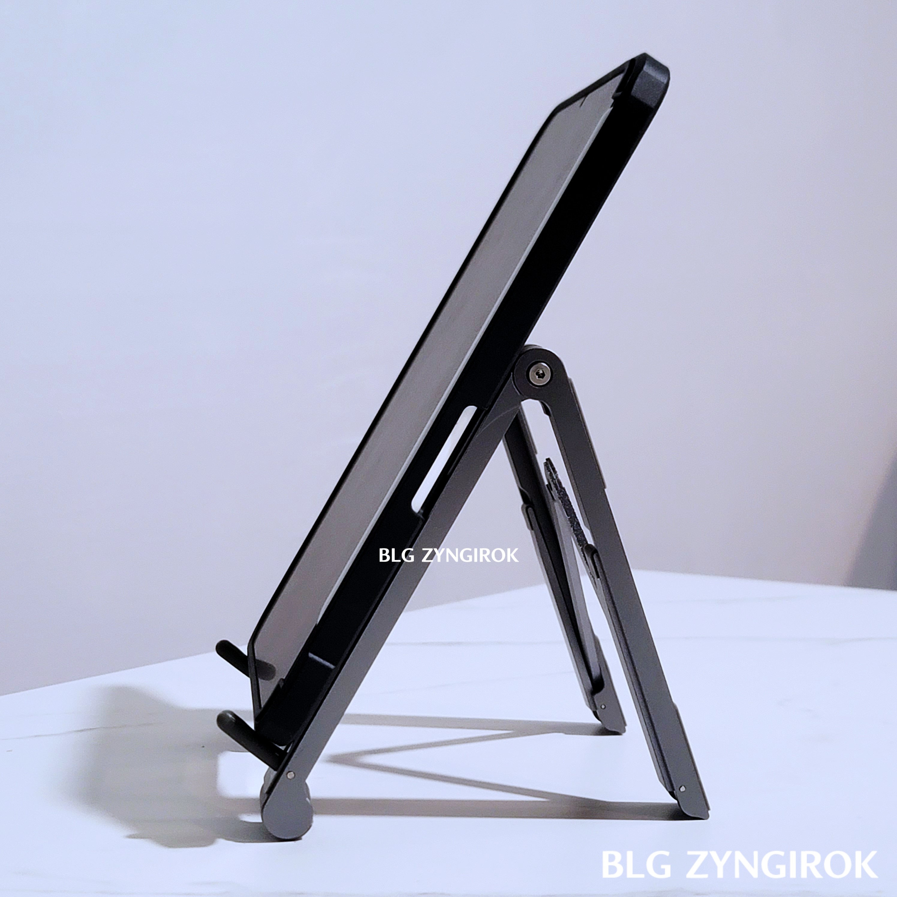 무아스 초경량 휴대용 다목적 노트북 거치대에 아이패드 미니를 거치한 모습이다.