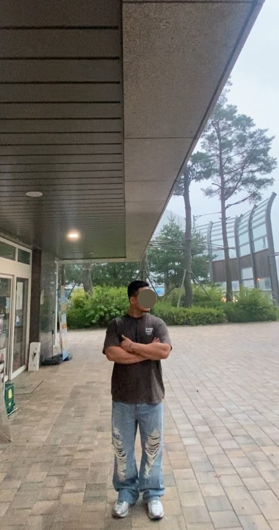 데일리룩(2025. 9. 16.)크림소다랩 스톤워싱 피그먼트 블랙 화이트 반팔 티셔츠, 무신사스탠다드 와이드 데미지진 무파진 디스데님 팬츠, 아식스 조그 100 실버, 빈티지 팔찌