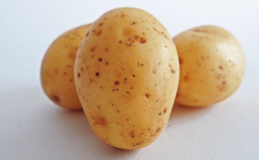 칼륨이 많은 음식 감자가 세 개가 놓여 있다