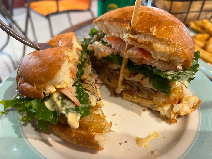 옥탑해쉬버거 또 먹고싶네..