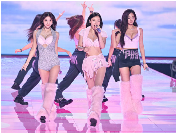 alt=&quot;트와이스가 특별 게스트로 초대되어 무대를 장악&quot;