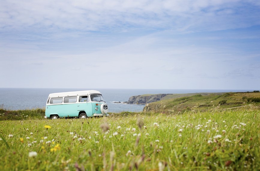 풀밭위에 서 있는 캠핑카 사진