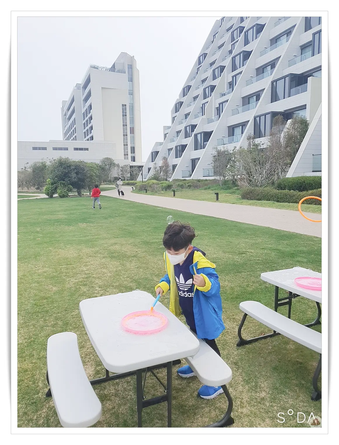 아난티-산책로-아이들-잔디