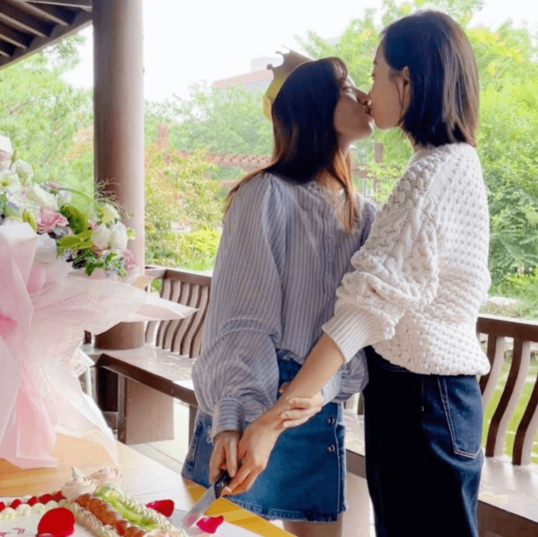 빅토리아-왕효신-함께-키스