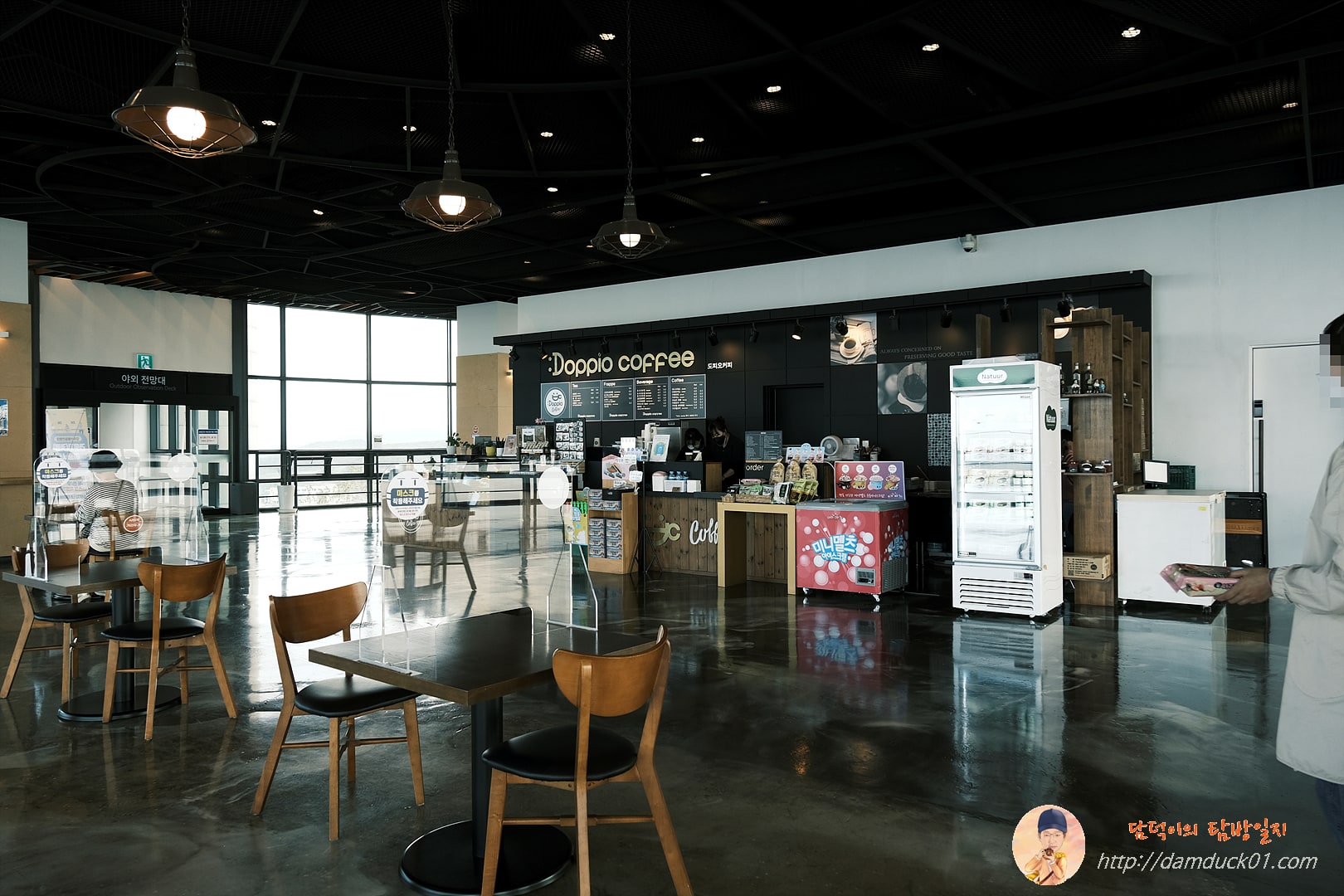 전망라운지 내 Doppio coffee