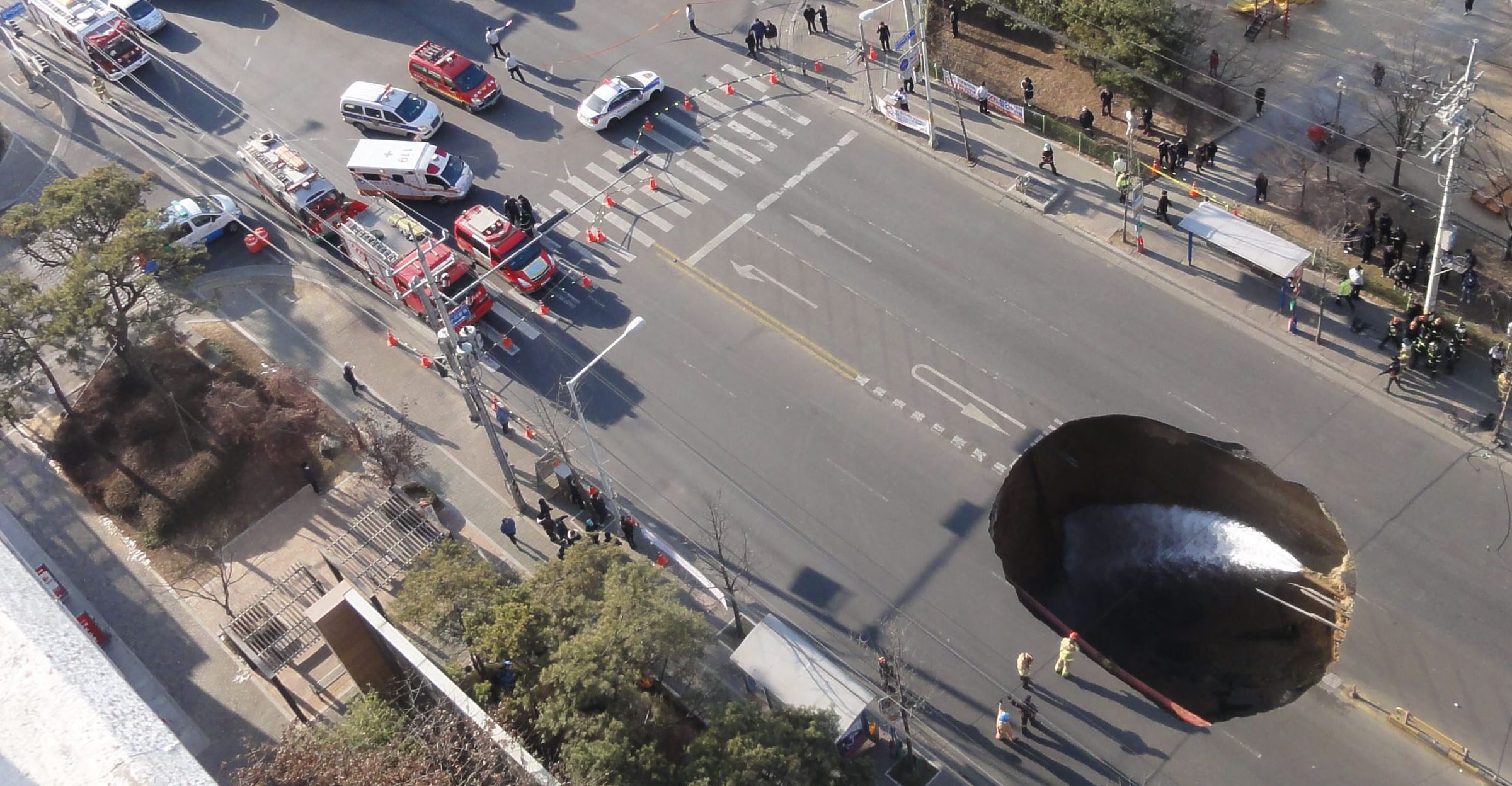 인위적으로 발생하는 싱크홀 - 지하구조물 공사로 인한 공동(구멍)으로 발생 (인천 지하철 공사 싱크홀)