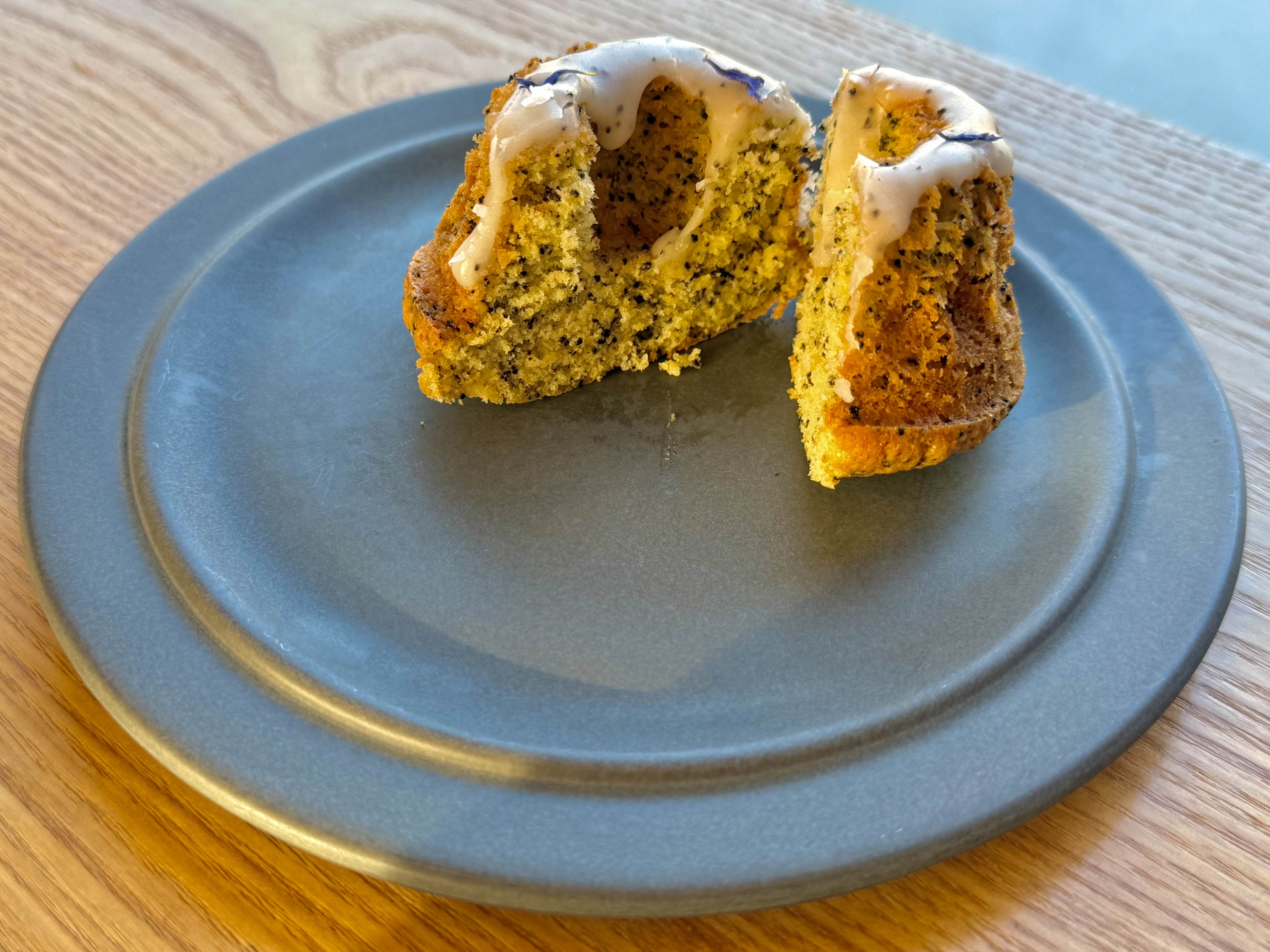 사유색의 얼그레이 구겔호프 단면 이미지