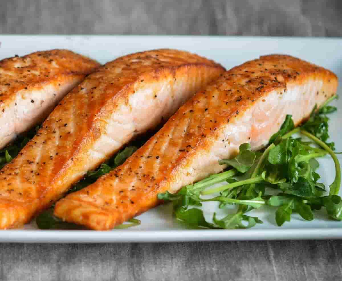 루꼴라를 곁들인 구운 연어 필레 요리