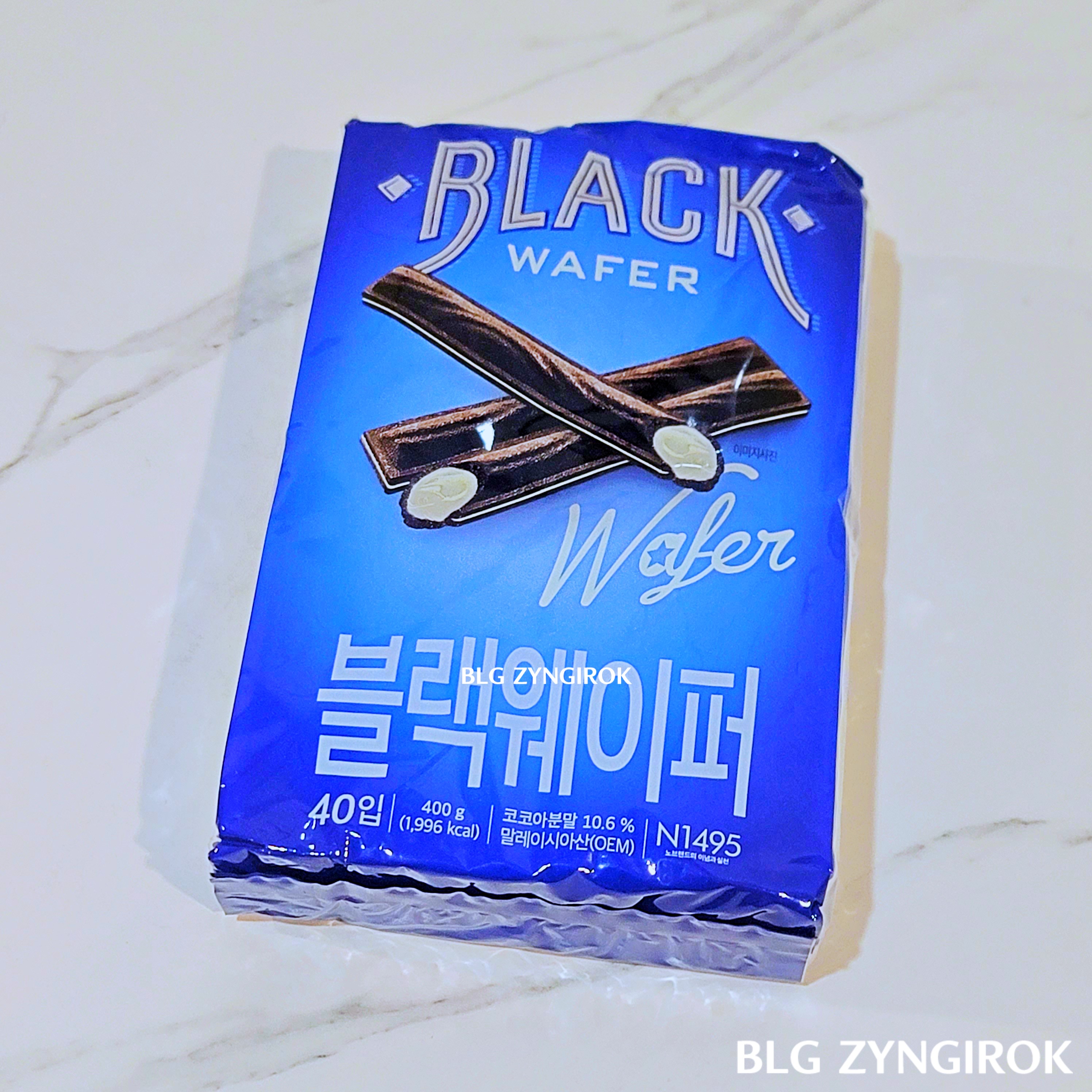 노브랜드 블랙웨이퍼 - 한 봉지가 테이블 위에 놓여있다.