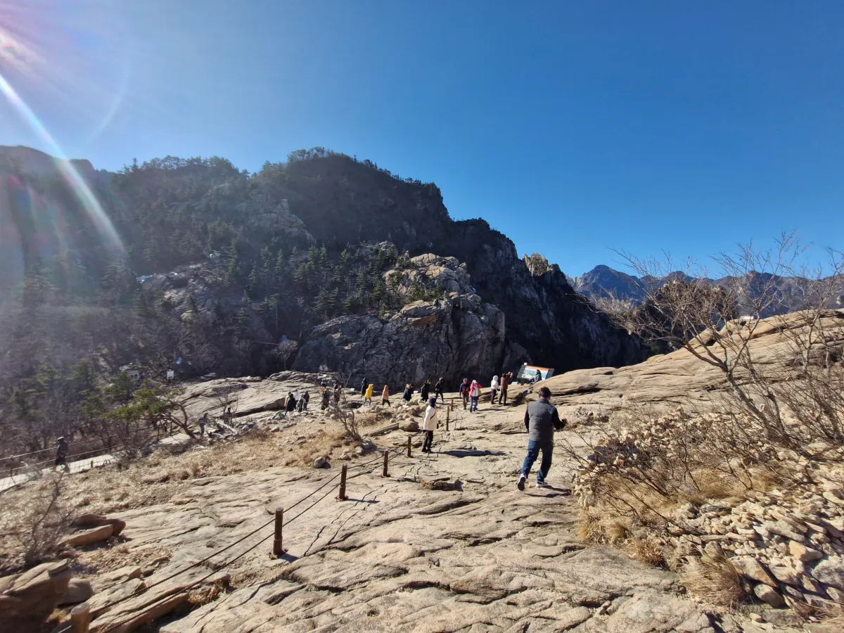 권금성-산-정상에서-사진을-찍고-있는-사람들