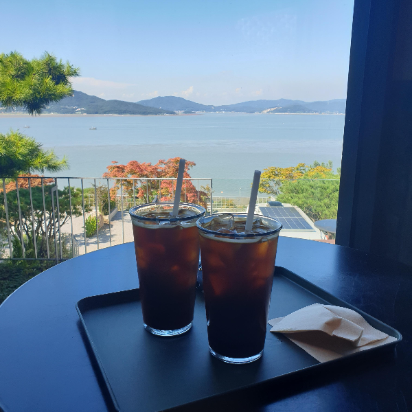 강화도 카페 트라몬토: 바다뷰 + 족욕 = 힐링 공식 완성_아이스 아메리카노