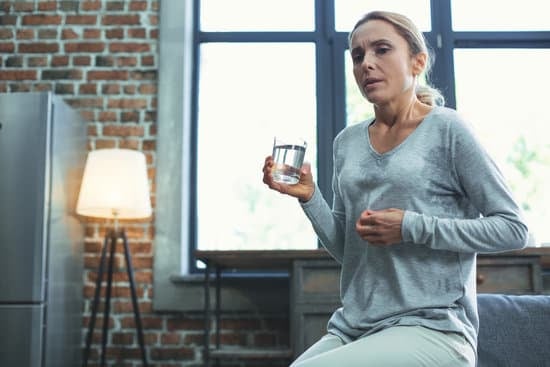 호르몬 요법 없이 자연스럽게 갱년기 증상 완화하는 방법: 식이 요법과 생활 습관