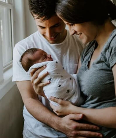 아기를-안고있는-부모