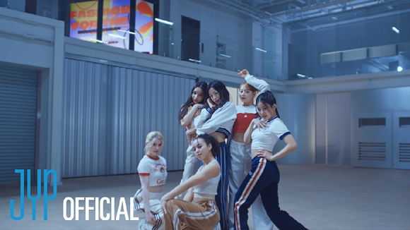 VCHA &#39;Girls of the year&#39; 뮤직비디오 썸네일 [사진=JYP엔터테인먼트]