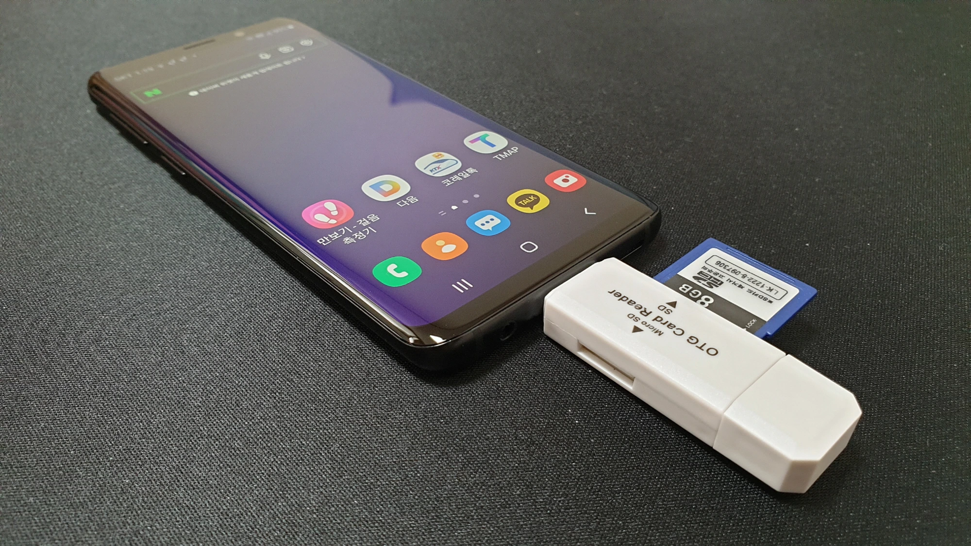 OTG 휴대폰에 끼운 모습