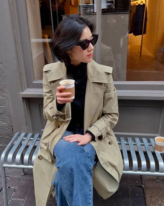 자연스러운 헤어와 내추럴 메이크업으로 완성한 정은채의 데일리 패션룩