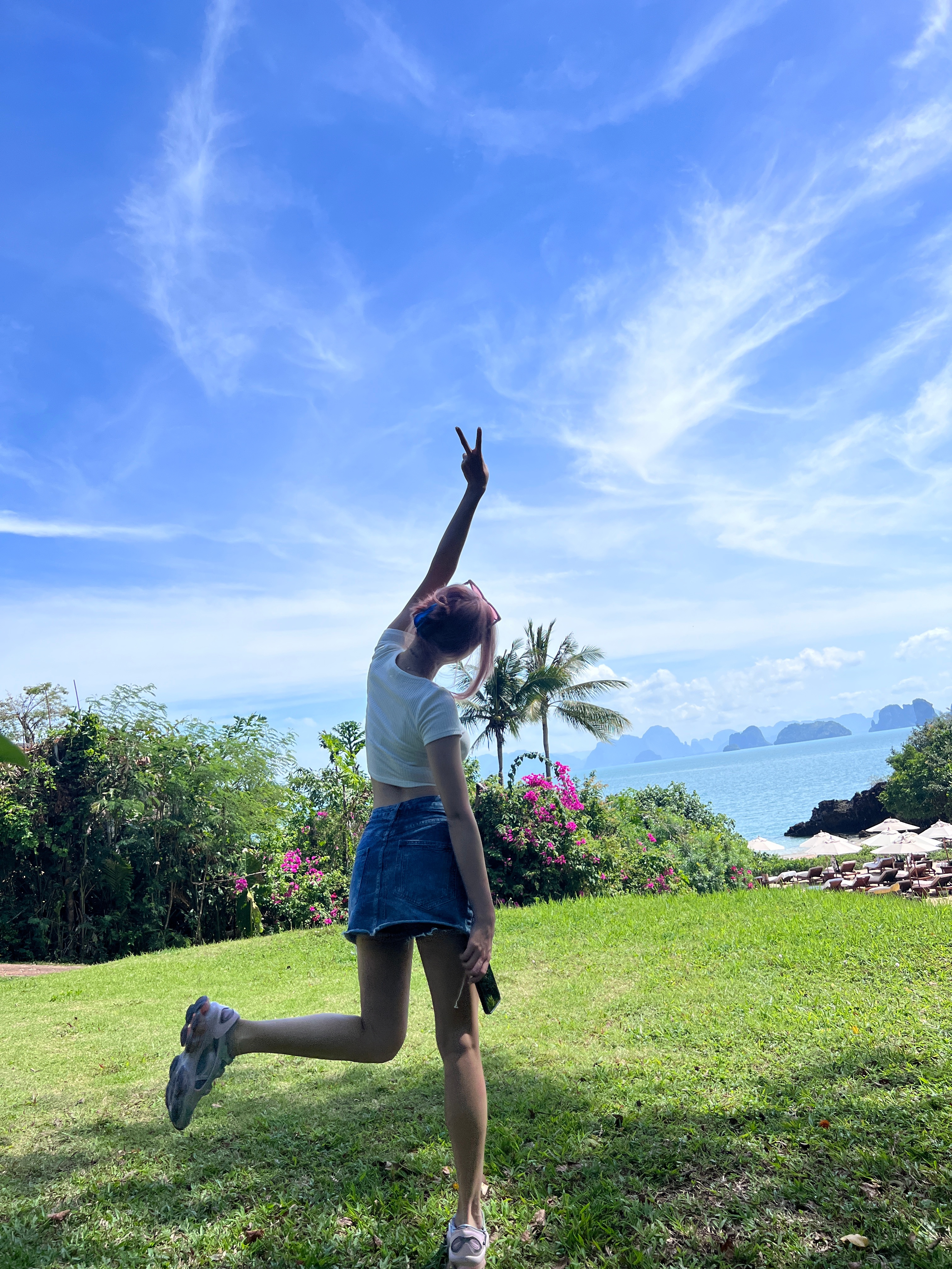 짧은 청스커트와 흰색 크롭티를 입고 피스