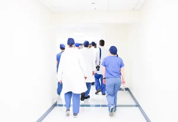 50대가 선택하기 좋은 일자리? 간병인과 요양보호사 차이부터 알아보세요!