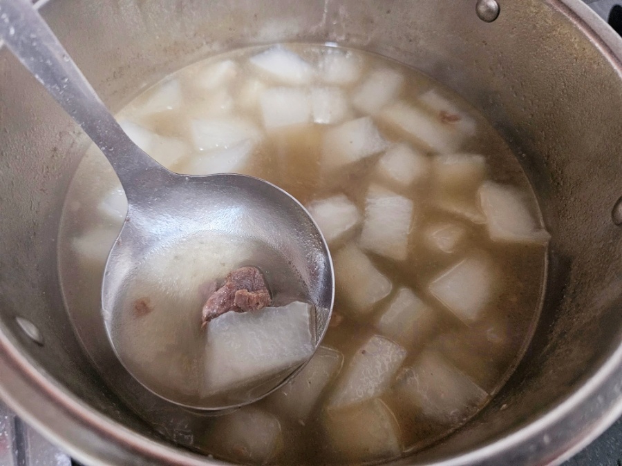 소고기뭇국 15분만에 끓이기위해 불순물을 걷어낸다.