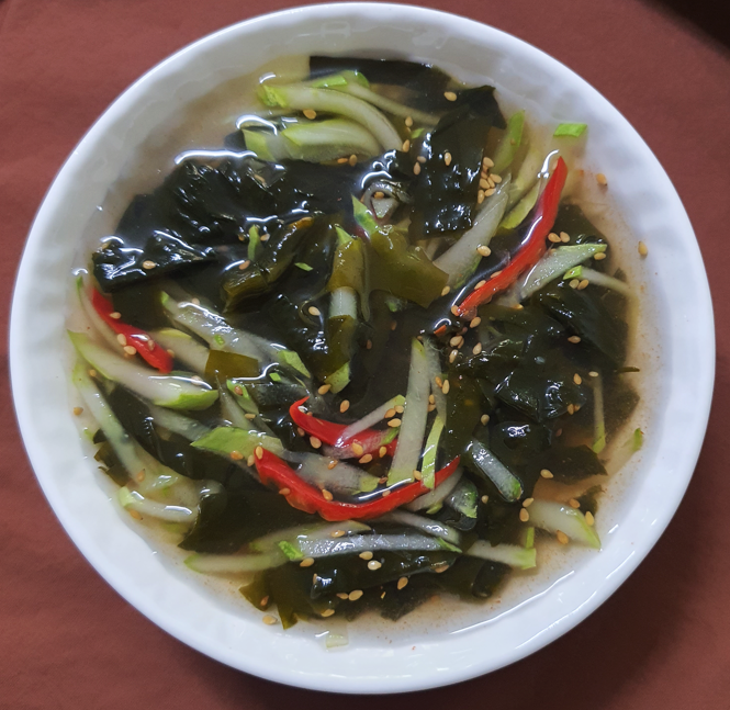 초록빛 오이채와 부드러운 미역이 어우러져 여름 갈증을 해소하는 상큼하고 깔끔한 오이미역냉국.