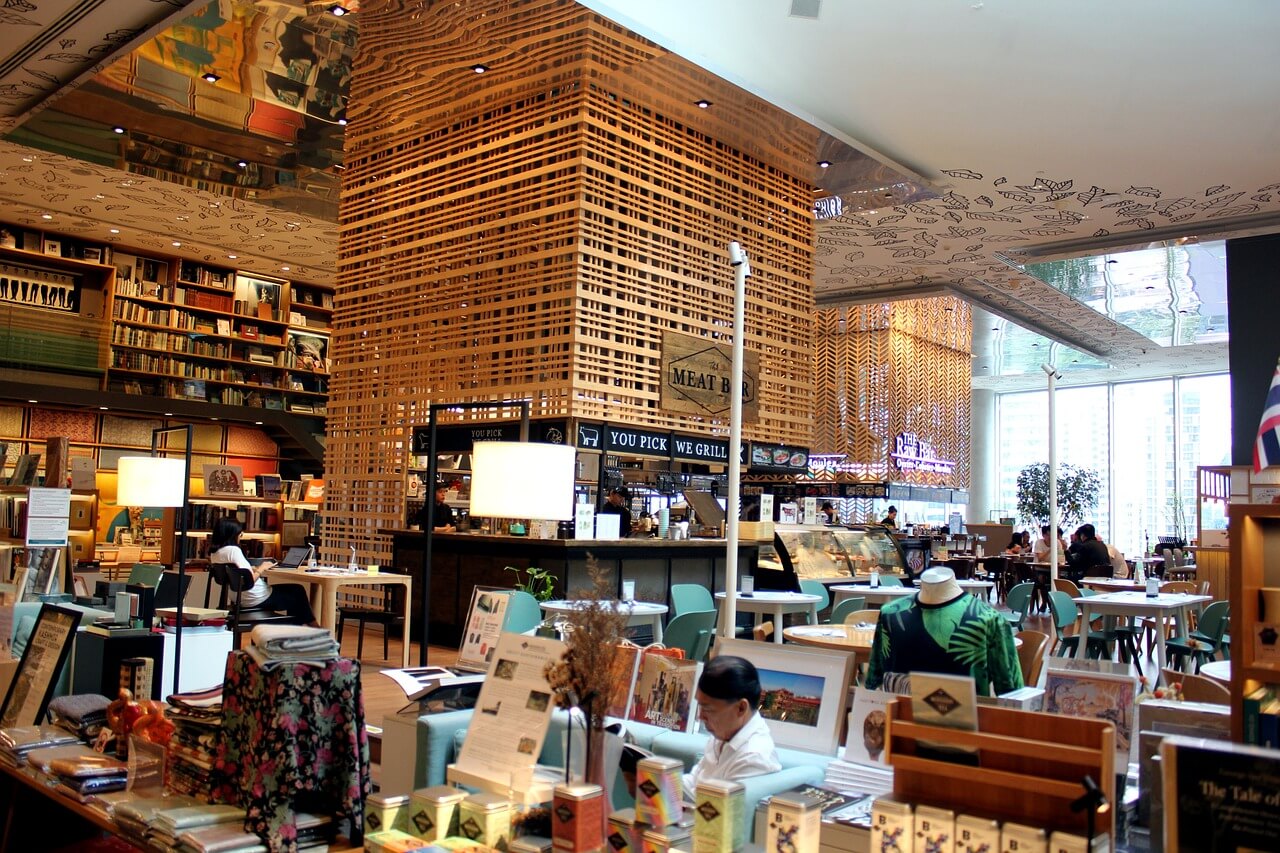 건물 내부에 목재 구조물이 천장끝까지 있고 다양한 책들이 전시 되어 있는 서점 내부