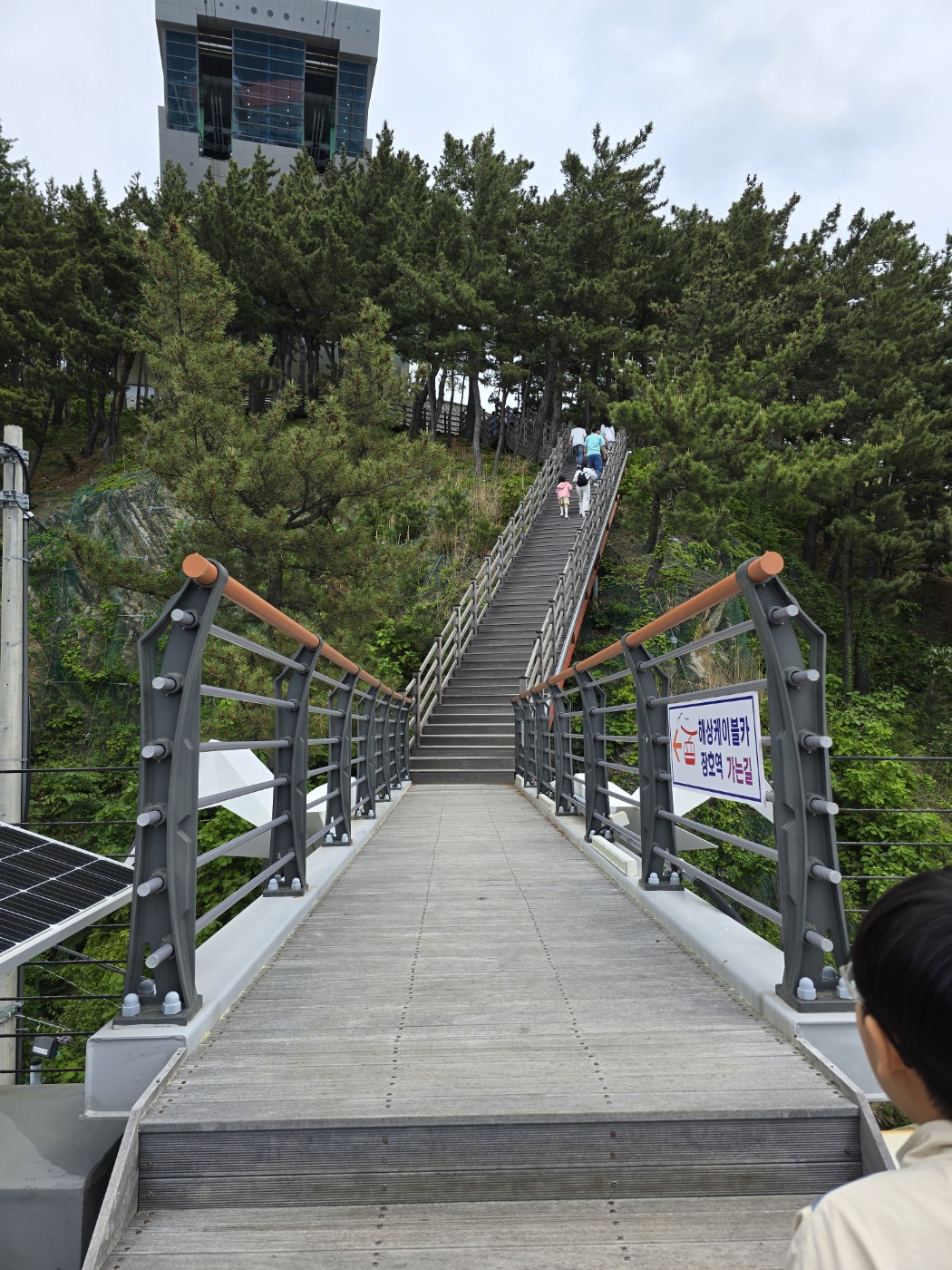 엘레에베터에서 내리고도 계단을 많이 올라가야해요