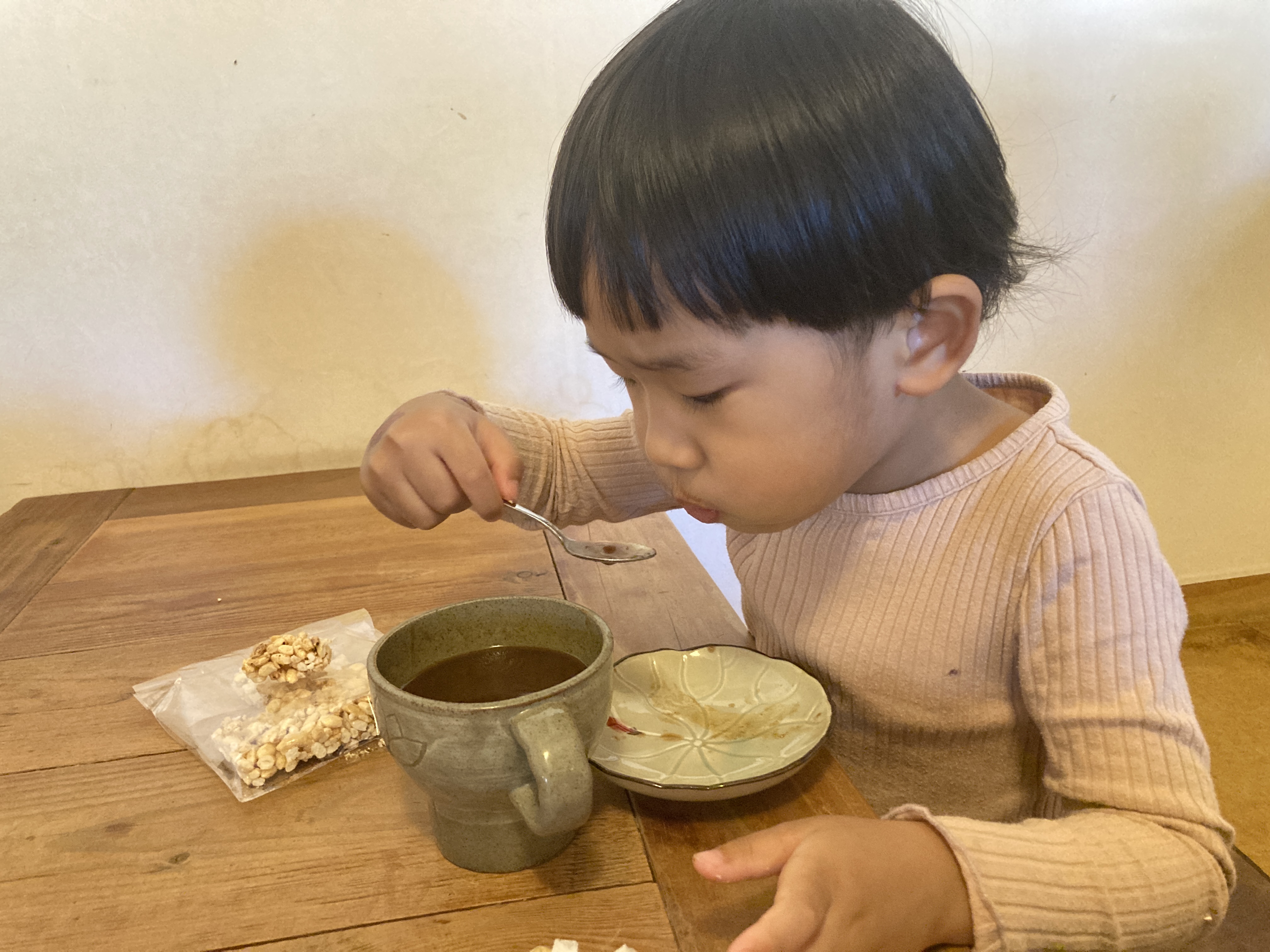 대추차 마시는 첫째 아이