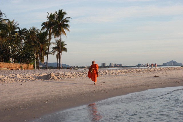후아인 해변가 수도승